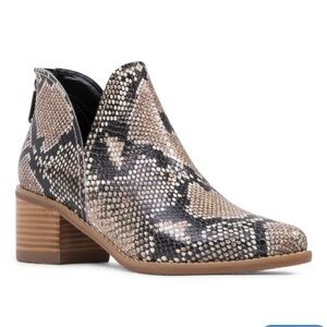 Universal Thread Snake Print Ankle Boots Size 7 Low Heel